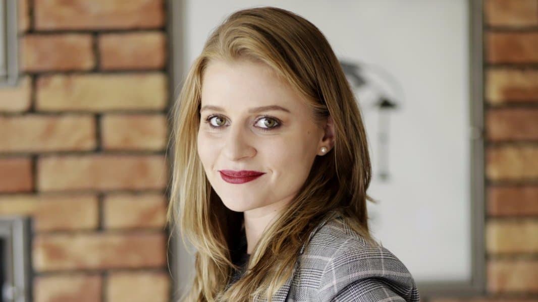 Veronika v oblečení značky F&F