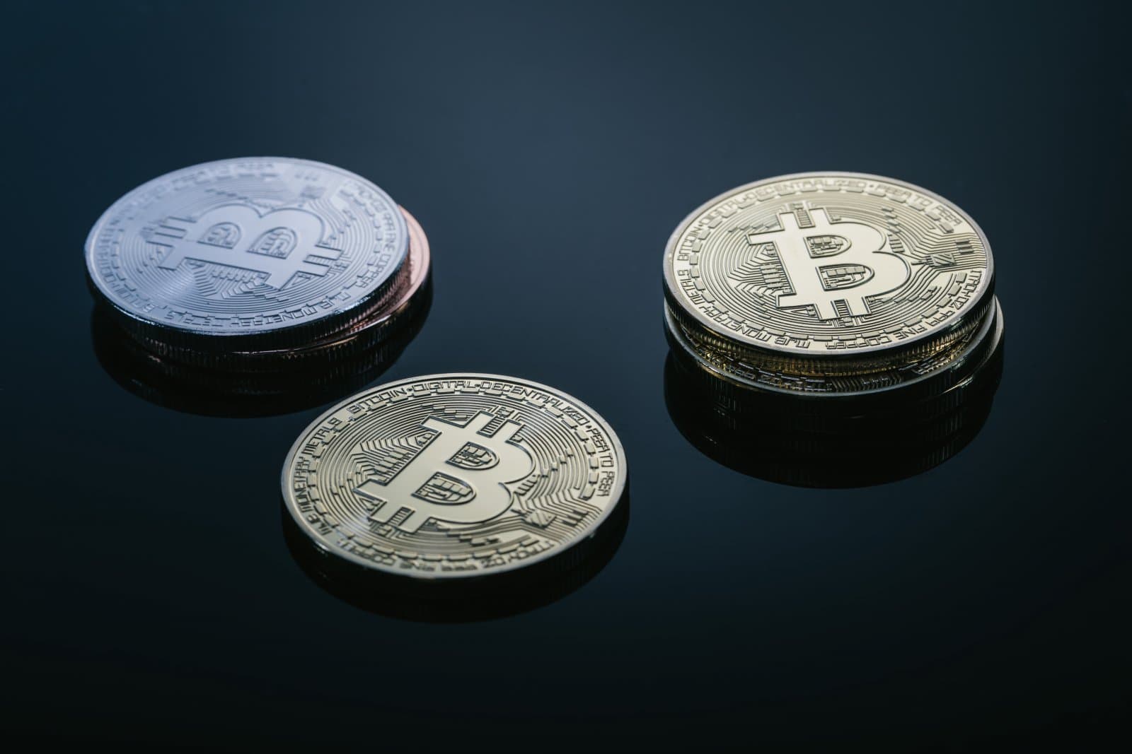 Jak nejčastěji reagují investoři na propad cen kryptoměn? Drží a nakupují.