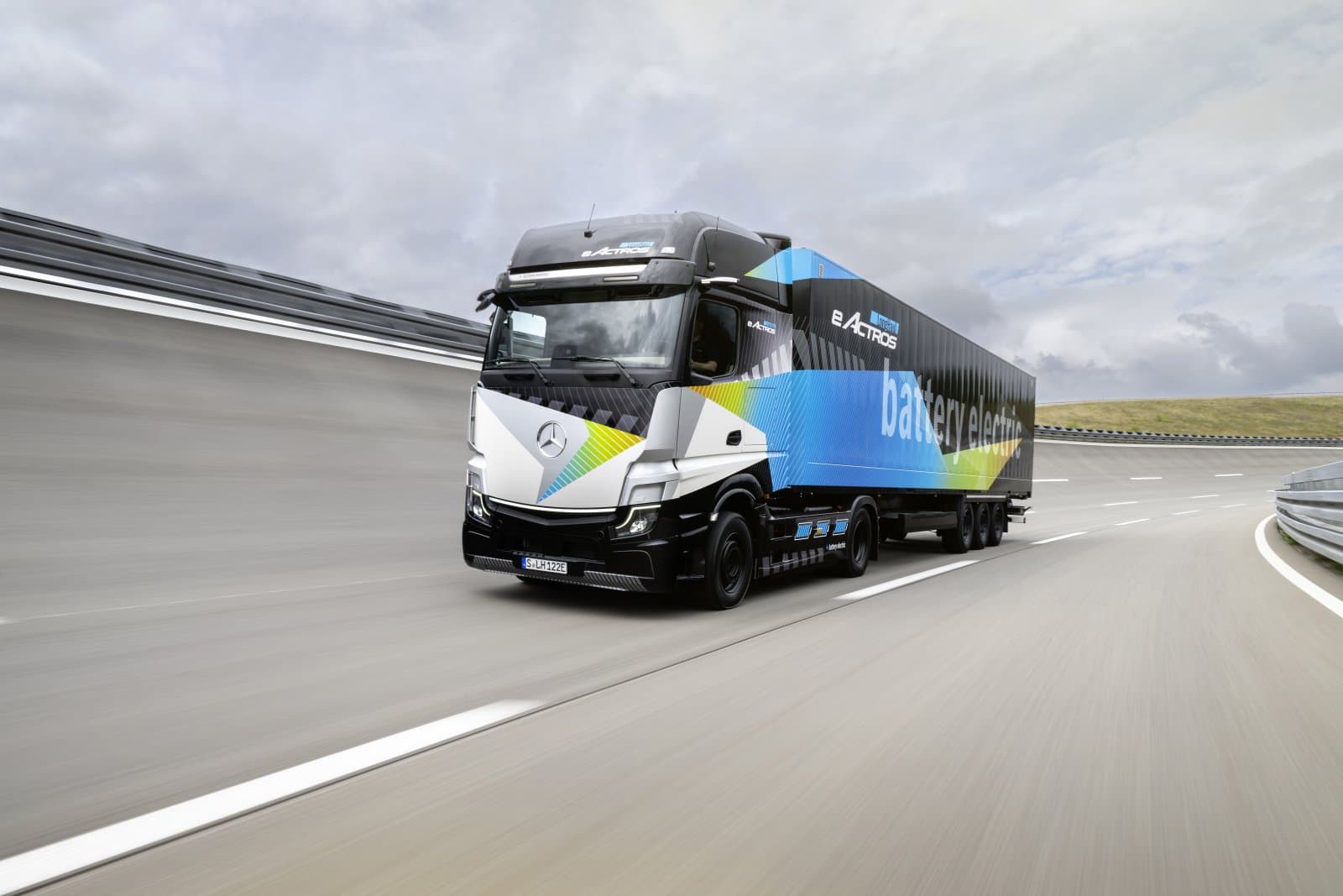 Dachser plánuje zakoupit 50 plně elektrických nákladních vozidel eActros LongHaul