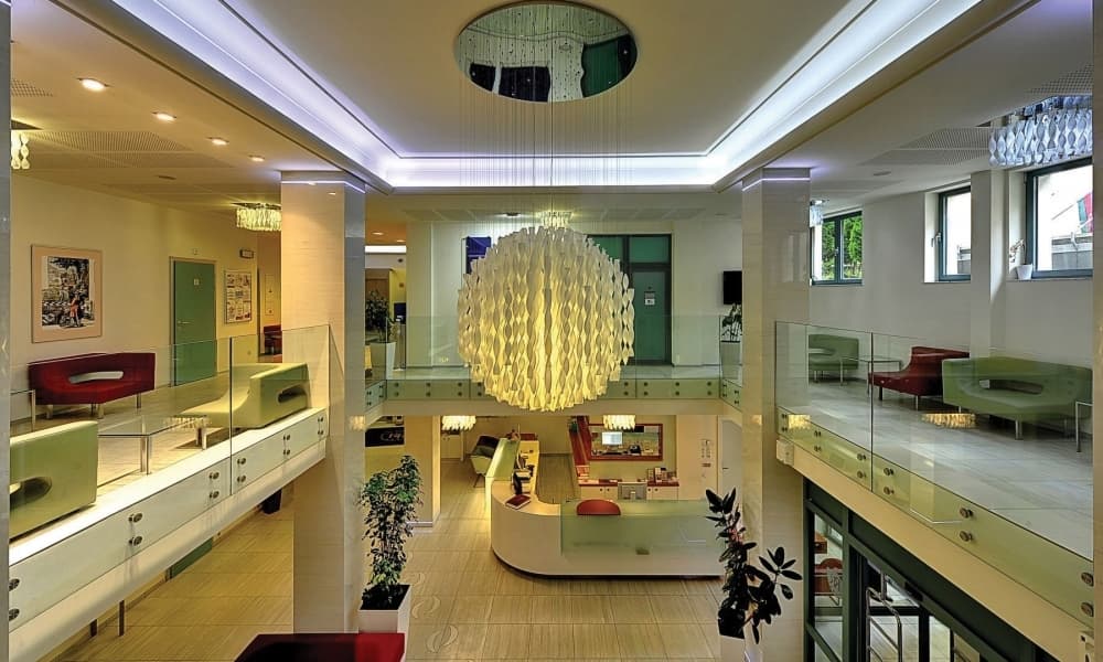 Hotel St. Joseph Royal Regent – Tam, kde léčil sv. Josef