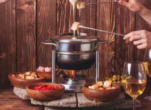 Zapomeňte na gril, výtečně pohostíte i chlebem a sýrem. To je fondue.