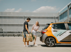 Vlastnit automobil je stále dražší. Zdražují i řidičáky, někde až k hranici 25 tisíc.