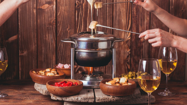 Zapomeňte na gril, výtečně pohostíte i chlebem a sýrem. To je fondue.