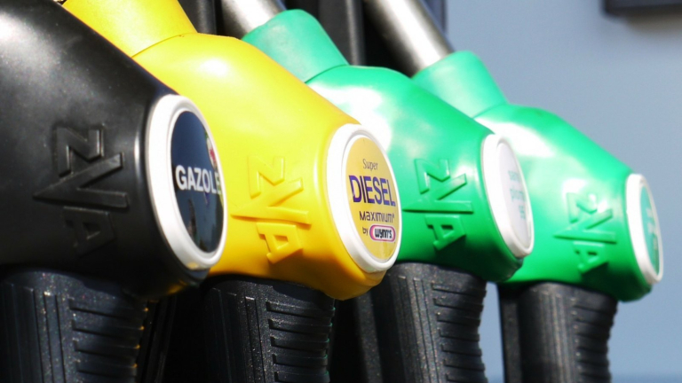 Ceny pohonných hmot pokořily nové rekordy od roku 2014.