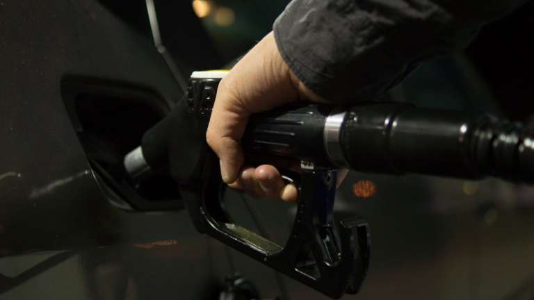 Benzín i nafta dál cenově padají.