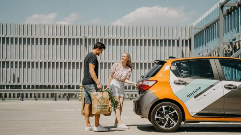 Vlastnit automobil je stále dražší. Zdražují i řidičáky, někde až k hranici 25 tisíc.